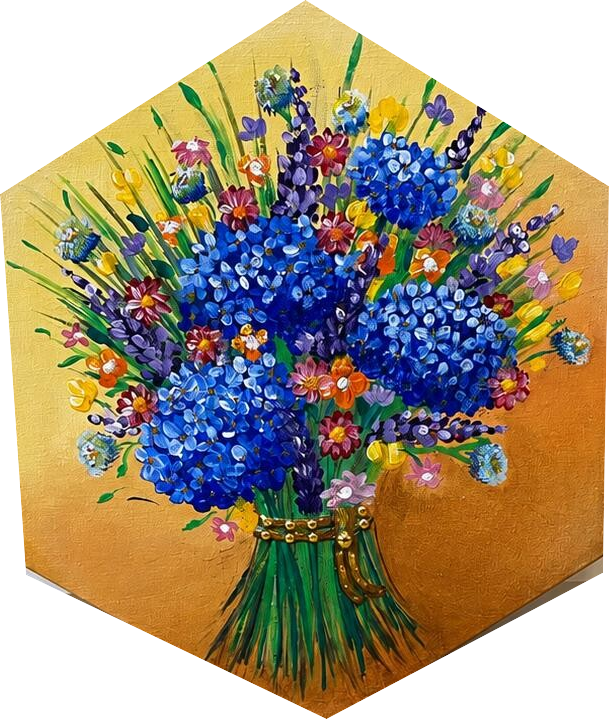 Un buchet de hortensii albastre și flori de câmp legat cu o panglică aurie, pe o pânză hexagonală cu fundal în degradé, de la șofran la portocaliu.